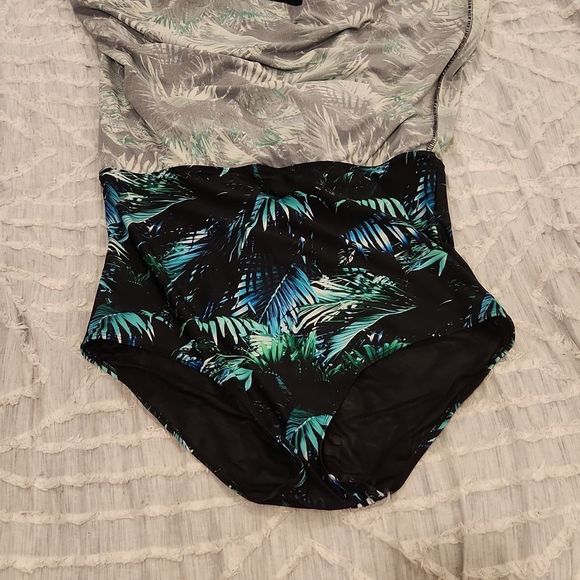Torrid "palms forrest" Wireless Mid Strapless Swim Dress With Brief size 2! - Picture 9 of 12